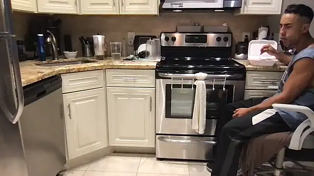 Snapshot of BigGuyMuscle chatting on September 16, 2025, 4:08 pm BigGuyMuscle online show from September 16, 2025, 4:08 pm