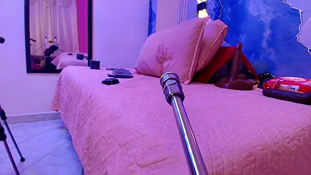 Snapshot of lorrayne_ chatting on October 15, 2025, 12:13 pm lorrayne online show from October 15, 2025, 12:13 pm