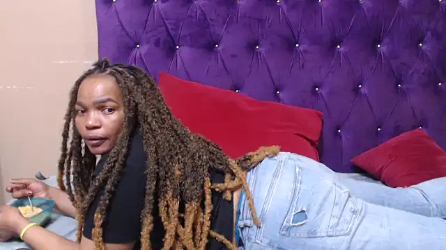 Snapshot of EBONYBUSTYY chatting on November 15, 2025, 8:35 pm EBONYBUSTYY online show from November 15, 2025, 8:35 pm