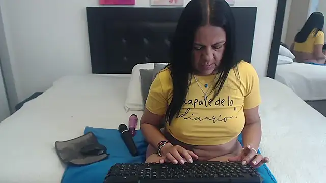 Snapshot of katiehotx chatting on October 24, 2025, 2:27 pm katiehotx online show from October 24, 2025, 2:27 pm