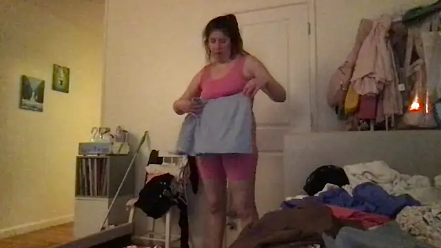 Snapshot of HYPHYtype chatting on September 17, 2025, 3:52 am HYPHYtype online show from September 17, 2025, 3:52 am