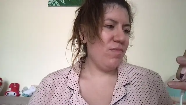 Snapshot of HYPHYtype chatting on November 6, 2025, 7:40 pm HYPHYtype online show from November 6, 2025, 7:40 pm