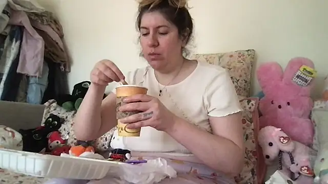 Snapshot of HYPHYtype chatting on October 23, 2025, 6:39 pm HYPHYtype online show from October 23, 2025, 6:39 pm