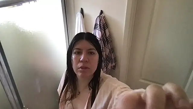 Snapshot of HYPHYtype chatting on October 20, 2025, 5:13 pm HYPHYtype online show from October 20, 2025, 5:13 pm