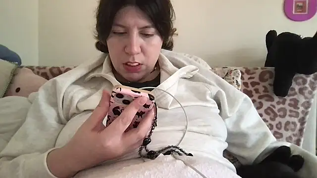 Snapshot of HYPHYtype chatting on September 13, 2025, 6:52 pm HYPHYtype online show from September 13, 2025, 6:52 pm