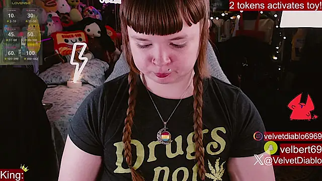 Snapshot of VelvetDiablo chatting on April 21, 2026, 11:55 pm VelvetDiablo online show from April 21, 2026, 11:55 pm