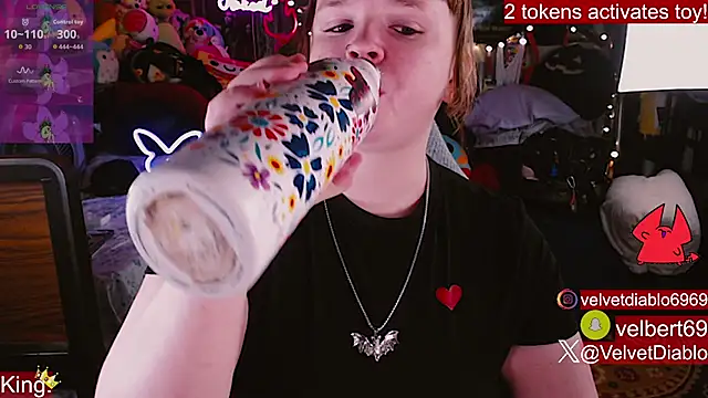 Snapshot of VelvetDiablo chatting on May 19, 2026, 11:56 pm VelvetDiablo online show from May 19, 2026, 11:56 pm