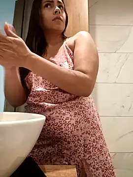 Snapshot of Ivanna2 chatting on December 17, 2025, 3:22 am Ivanna2 online show from December 17, 2025, 3:22 am