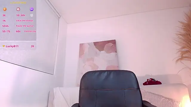 Snapshot of VictoriaLeia chatting on July 2, 2026, 3:23 am VictoriaLeia online show from July 2, 2026, 3:23 am