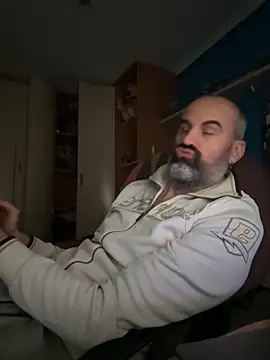 pollito1985 2 online show from September 28, 2025, 9:27 am