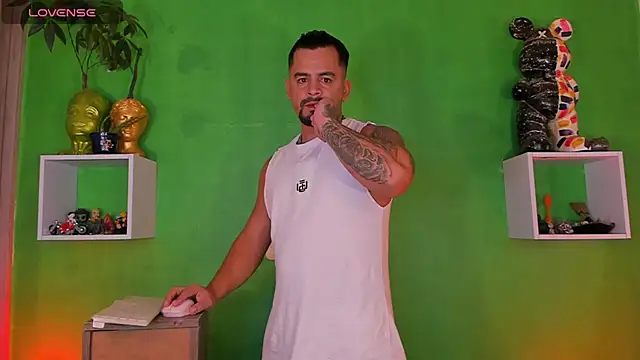 Snapshot of Ricardo_1998 chatting on November 13, 2025, 1:42 am Ricardo 1998 online show from November 13, 2025, 1:42 am