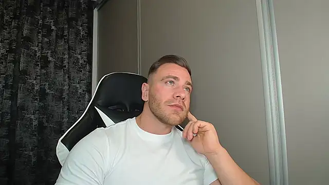 Snapshot of Thori92 chatting on July 18, 2026, 7:44 pm Thori92 online show from July 18, 2026, 7:44 pm