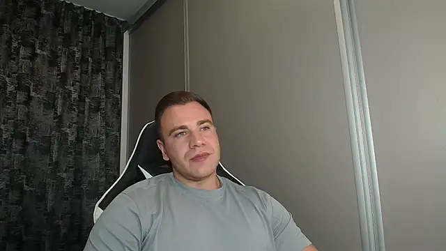 Snapshot of Thori92 chatting on September 20, 2025, 5:18 pm Thori92 online show from September 20, 2025, 5:18 pm