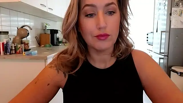 Snapshot of TessToy chatting on February 13, 2026, 8:14 am TessToy online show from February 13, 2026, 8:14 am