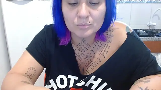 Snapshot of vaholiver chatting on November 4, 2025, 6:11 pm vaholiver online show from November 4, 2025, 6:11 pm