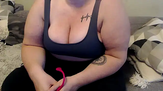 Snapshot of sweeti_Em chatting on July 24, 2026, 6:37 pm sweeti Em online show from July 24, 2026, 6:37 pm