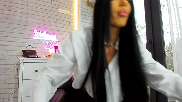 Snapshot of Britney_Charm_ chatting on November 7, 2025, 7:13 am Britney Charm online show from November 7, 2025, 7:13 am