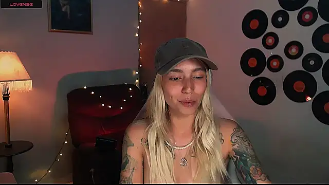 Snapshot of Saucy_Jenn chatting on February 22, 2025, 6:06 am Saucy Jenn online show from February 22, 2025, 6:06 am