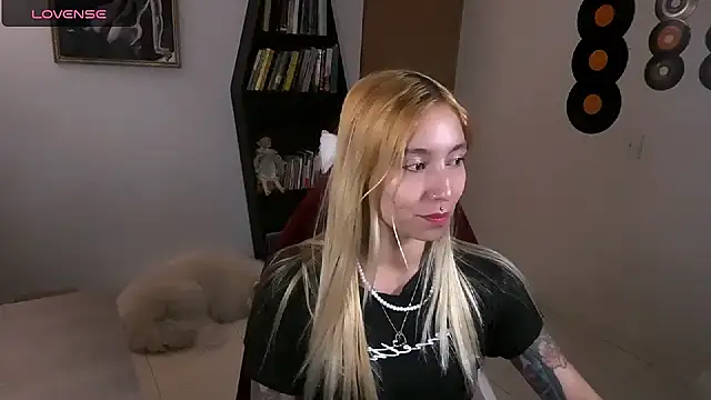 Snapshot of Saucy_Jenn chatting on October 4, 2025, 2:35 am Saucy Jenn online show from October 4, 2025, 2:35 am