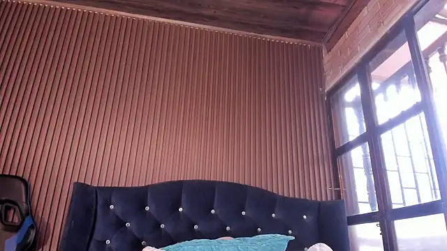 JuliaDawson  online show from October 10, 2025, 9:15 pm