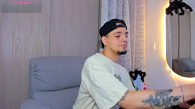 alejandro calderon1 online show from October 19, 2025, 11:07 pm