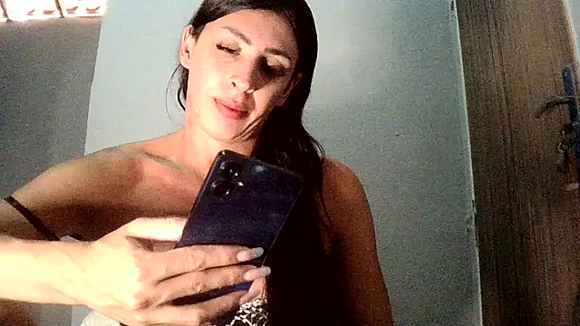 Snapshot of AlexiaDuucan chatting on September 22, 2025, 1:39 pm AlexiaDuucan online show from September 22, 2025, 1:39 pm