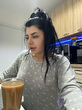 Snapshot of Scarlett-Dream chatting on October 15, 2025, 5:17 am Scarlett-Dream online show from October 15, 2025, 5:17 am