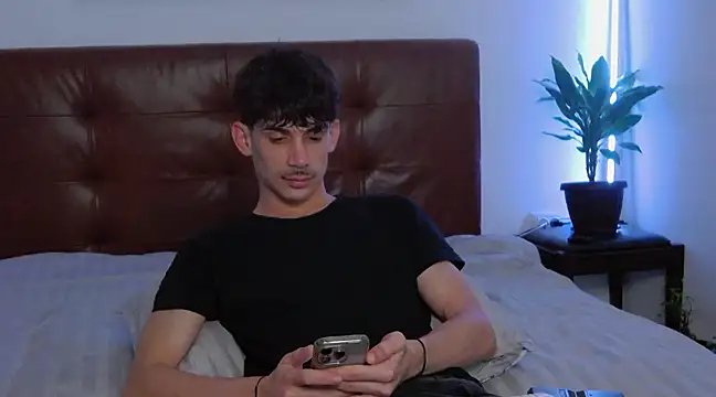 Snapshot of DanielCrush1 chatting on February 15, 2025, 3:52 am DanielCrush1 online show from February 15, 2025, 3:52 am