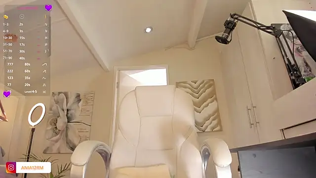 Snapshot of catalinasaiz chatting on December 4, 2025, 2:05 pm catalinasaiz online show from December 4, 2025, 2:05 pm