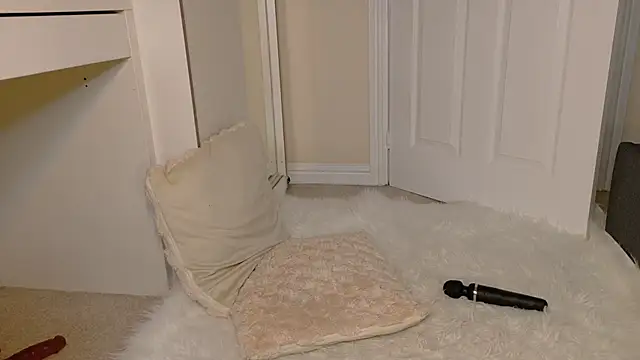 Tinkerbell822 online show from April 13, 2026, 7:12 am