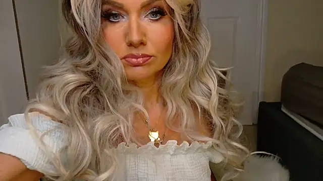 Tinkerbell822 online show from April 22, 2026, 7:37 am