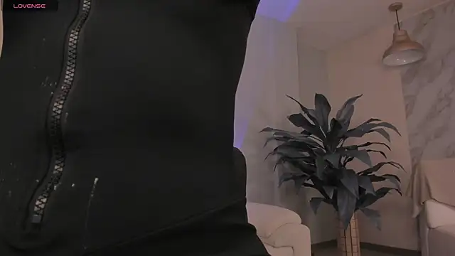 Snapshot of ErikaBenz_ chatting on September 28, 2025, 12:12 pm ErikaBenz online show from September 28, 2025, 12:12 pm