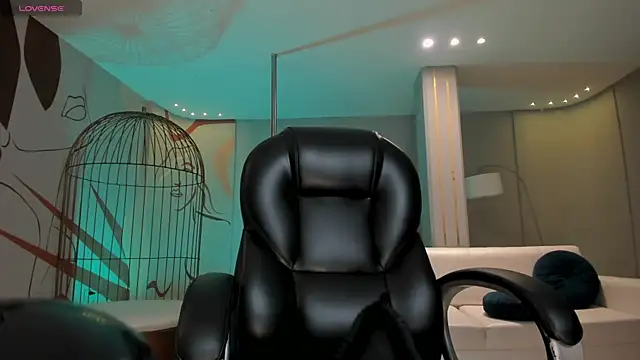 Snapshot of ErikaBenz_ chatting on October 27, 2025, 12:28 pm ErikaBenz online show from October 27, 2025, 12:28 pm