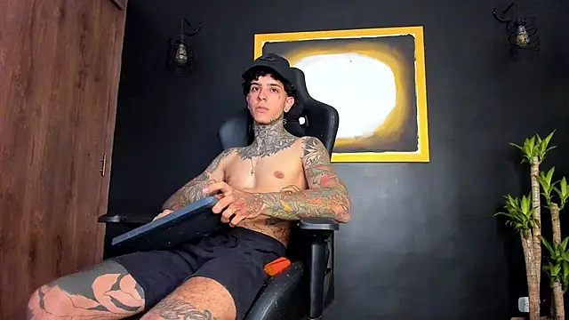 Snapshot of Aron_ford chatting on December 14, 2024, 10:39 pm Aron ford online show from December 14, 2024, 10:39 pm