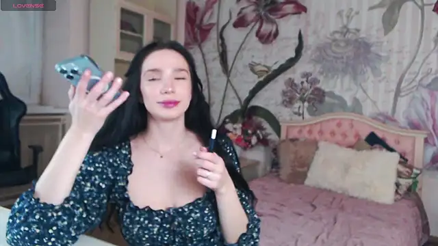 Snapshot of AliciaBow chatting on November 5, 2025, 1:36 pm AliciaBow online show from November 5, 2025, 1:36 pm