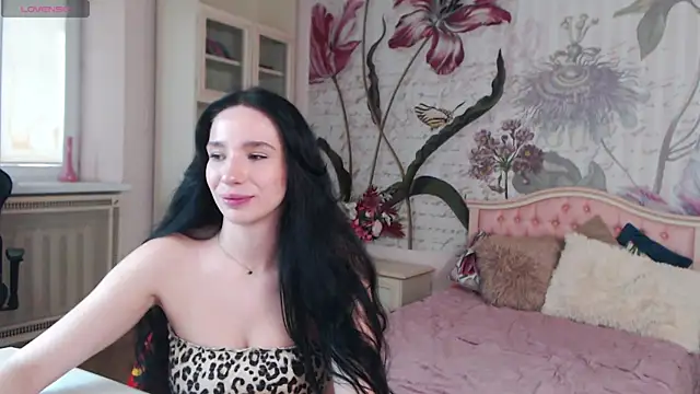 Snapshot of AliciaBow chatting on October 8, 2025, 11:56 am AliciaBow online show from October 8, 2025, 11:56 am