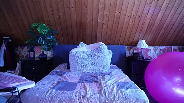 Snapshot of TessaWinter chatting on September 20, 2025, 10:09 am TessaWinter online show from September 20, 2025, 10:09 am