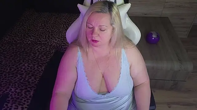 Snapshot of MolligSpielle chatting on November 20, 2025, 6:52 pm MolligSpielle online show from November 20, 2025, 6:52 pm