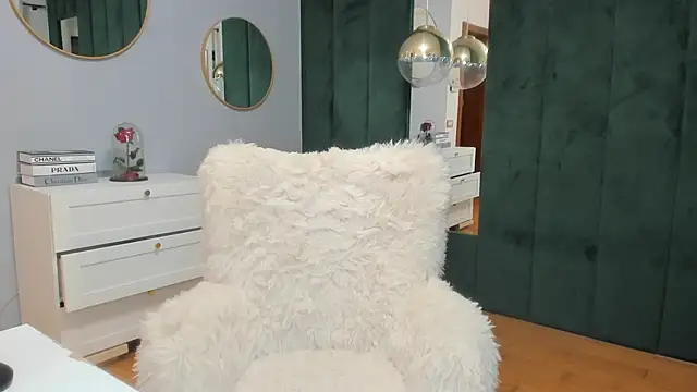 ElisaBaxter online show from October 26, 2025, 6:25 am