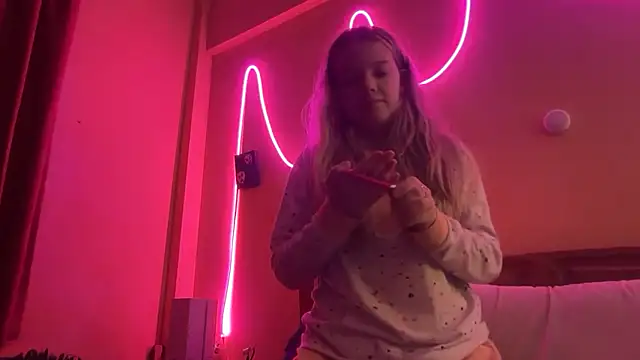 -veranito- online show from September 17, 2025, 3:08 am