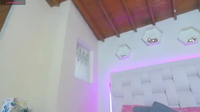 shanakendall online show from October 30, 2025, 2:14 pm