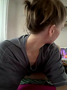 Snapshot of LeyaJohnson chatting on September 11, 2025, 2:39 pm LeyaJohnson online show from September 11, 2025, 2:39 pm