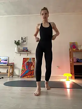 LeyaJohnson online show from April 27, 2026, 1:20 pm