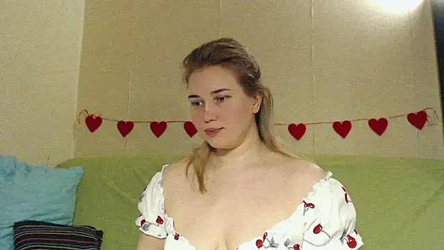 Snapshot of mmmPinUpGirl chatting on April 22, 2026, 10:27 pm mmmPinUpGirl online show from April 22, 2026, 10:27 pm