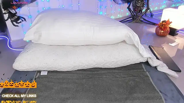 ohyesly  online show from October 21, 2025, 10:47 am