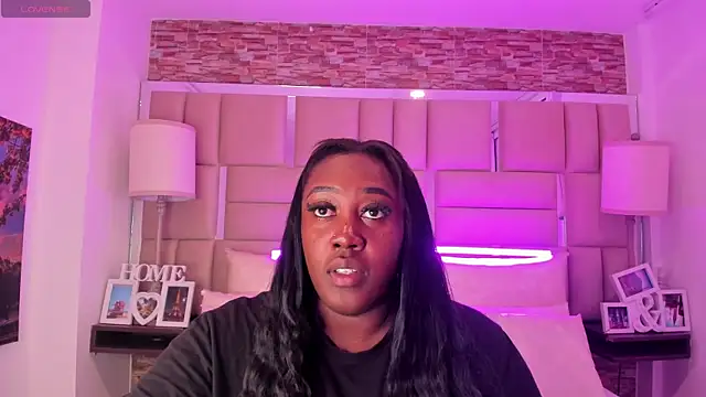 ShaniaBrownn online show from December 18, 2025, 8:23 pm