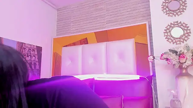 ShaniaBrownn online show from November 6, 2025, 7:40 pm