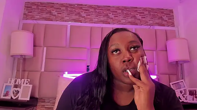 ShaniaBrownn online show from February 3, 2026, 8:03 pm