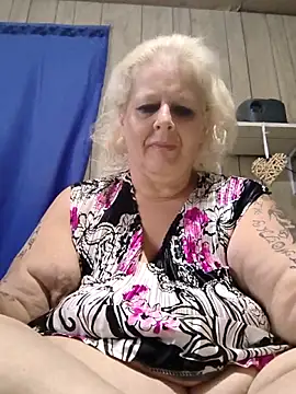 Snapshot of DavisDesires chatting on April 23, 2026, 1:35 pm DavisDesires online show from April 23, 2026, 1:35 pm