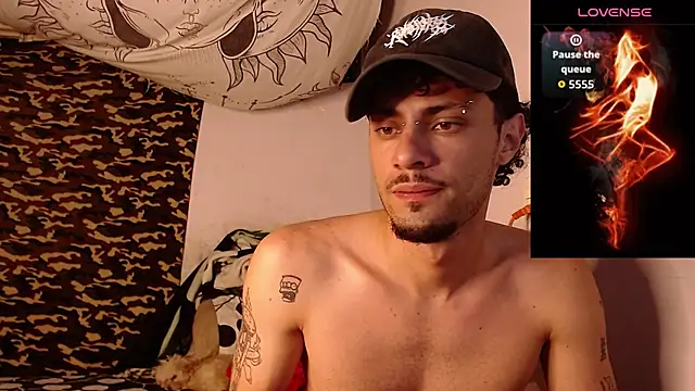 Snapshot of Apolo_S chatting on December 22, 2025, 10:37 am Apolo S online show from December 22, 2025, 10:37 am